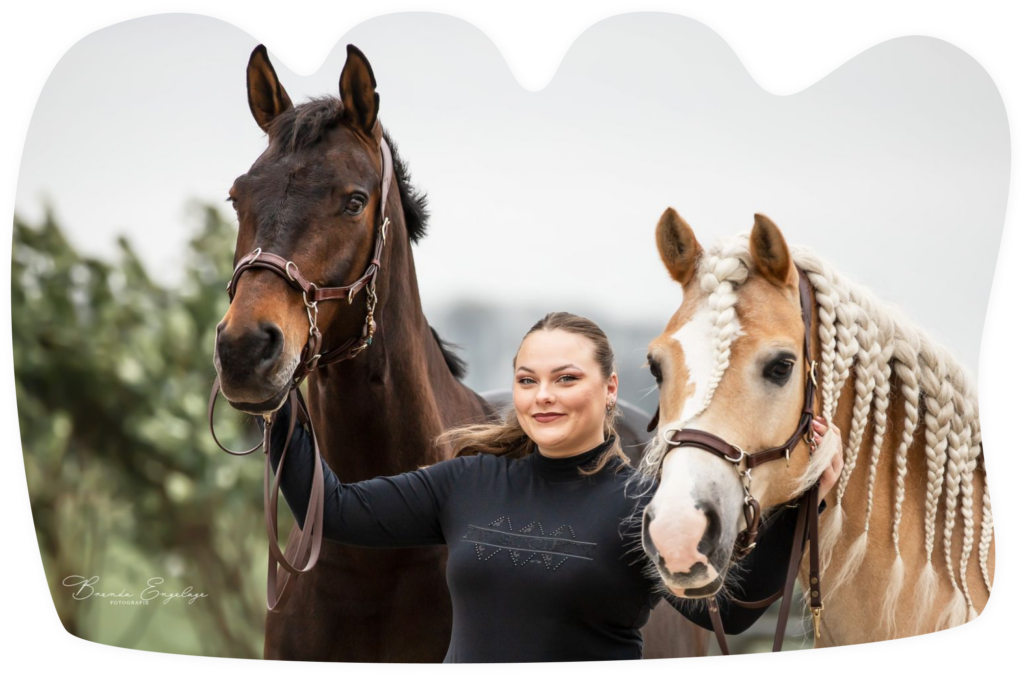 Paardrij Instructrice en GuaSha Therapeute Nina Rootring met twee grote paarden.